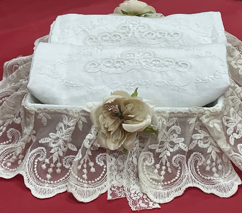 ricami fatti a mano - Toalha de banho elegante com lindo pizzo tombolo. - Toalha (2) - 128 cm - 68 cm - Bordados com motivos florais #1.0