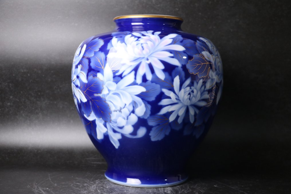 优雅的有田花瓶——深钴蓝色背景上的白色与浅蓝色牡丹 - 瓷器 - 深川製磁 Fukagawa Seiji - 日本 - 1900-2000 #4.3