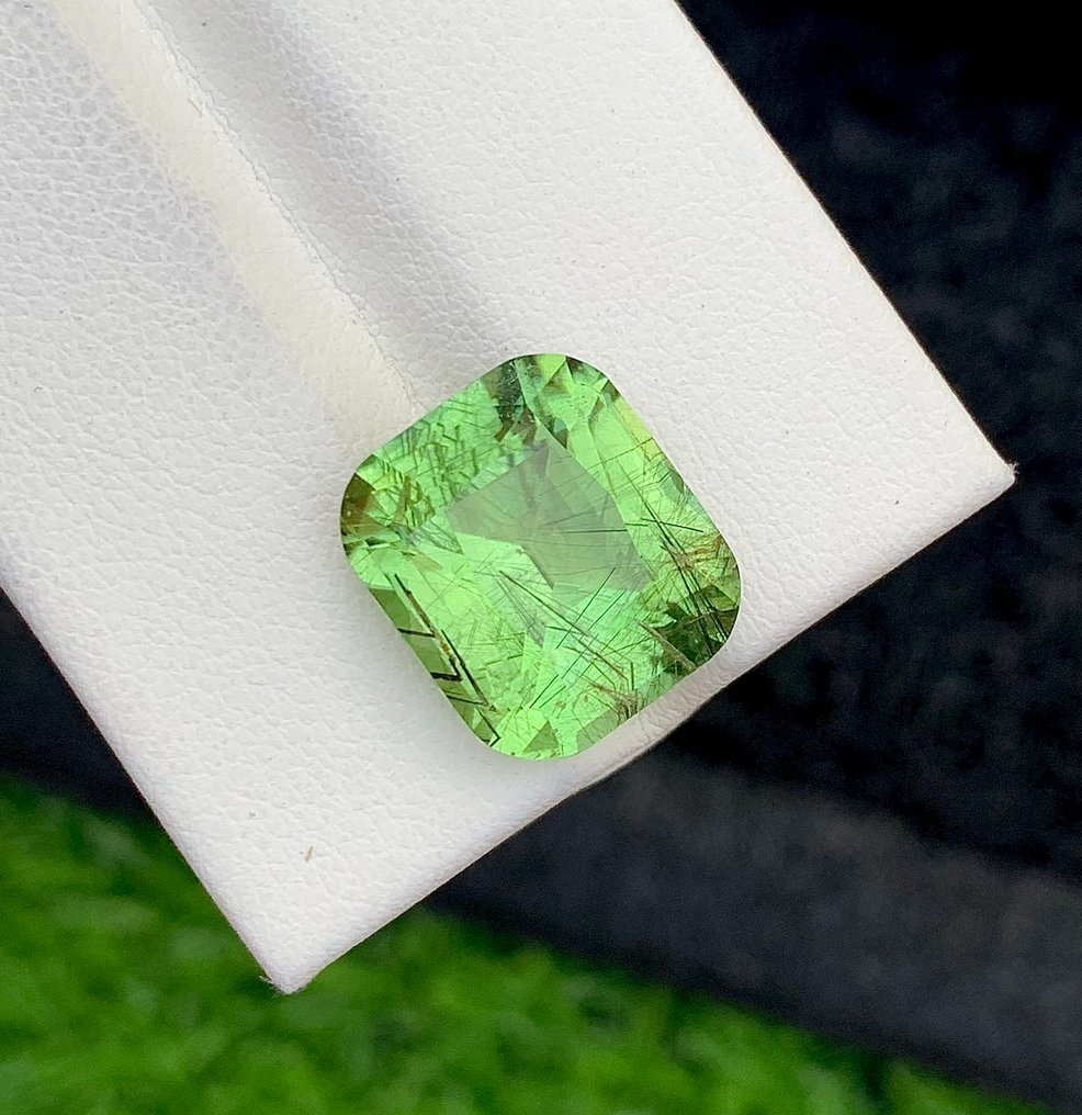 No reserve price Peridot  - 9.36 ct - International Colored Gemstone Association (ICA GemLab) - Rare Ludwigite #3.2