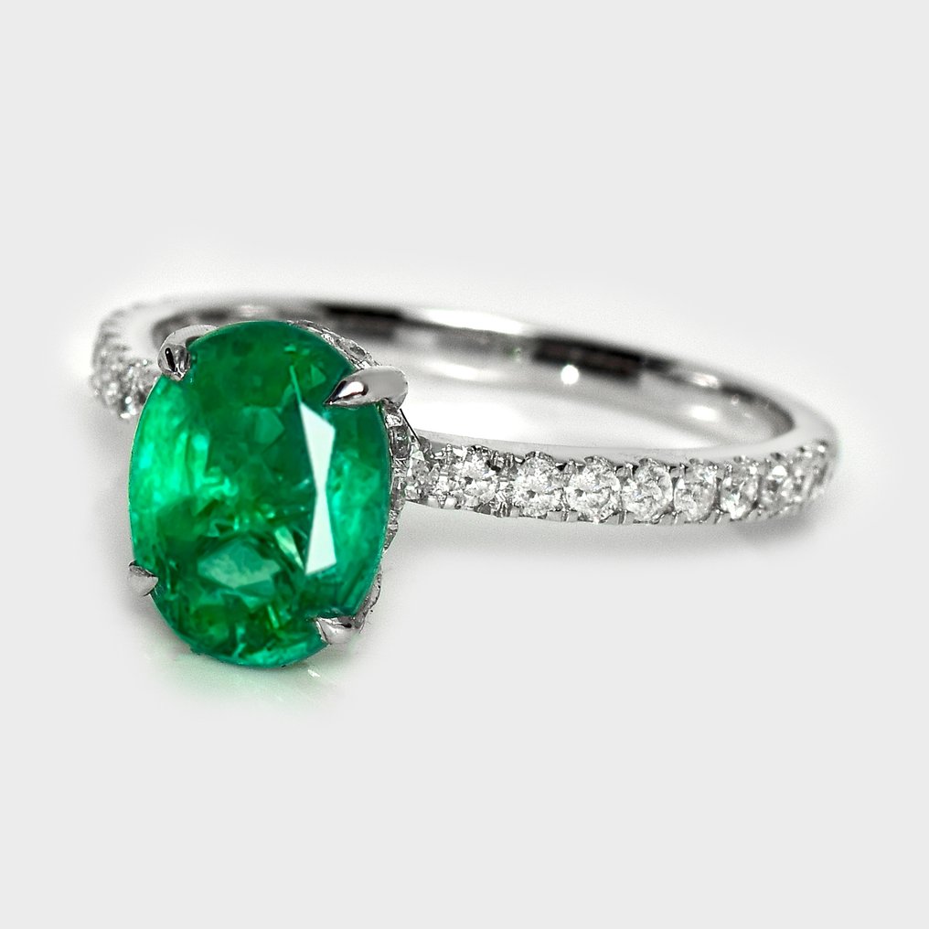 Utan reservationspris - Ring - 14 kt Vittguld, HRD 1,93 ct Intensiv Grön - 2.32ct. tw. Smaragd - Diamant #2.1