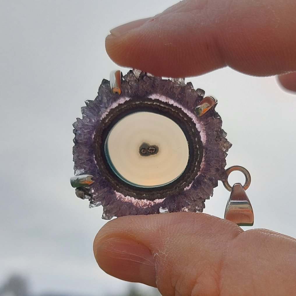 Rare amethyst flower with a heart of translucent agate. Handcrafted creation. Mounted on 925 silver. A unique piece to collect. - Height: 5 cm - Width: 3.5 cm- 15 g #1.0