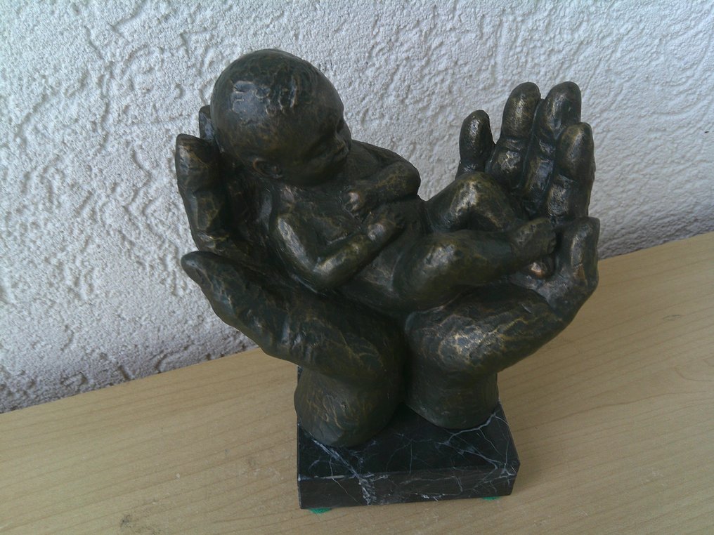 Kunsthandel, De Sint Jans Baseliek - Figurine - LIGGEND KINDJE IN 2 OPEN HANDEN - Parastone/Verbronsd #1.0