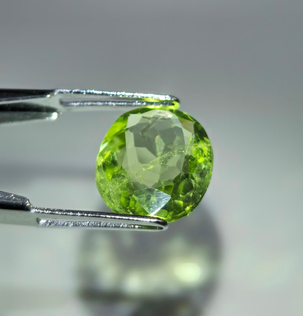 Nincs minimálár - 1 pcs  Sárga, Zöld Peridot  - 5.76 ct - Nemzetközi Gemmológiai Intézet (IGI) #1.0