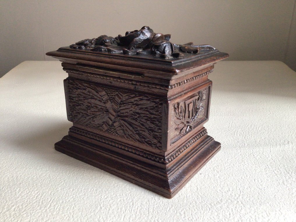 Kotelo - kumppanuussymbolit - Pähkinä - Puukotelo monoxyle #2.1