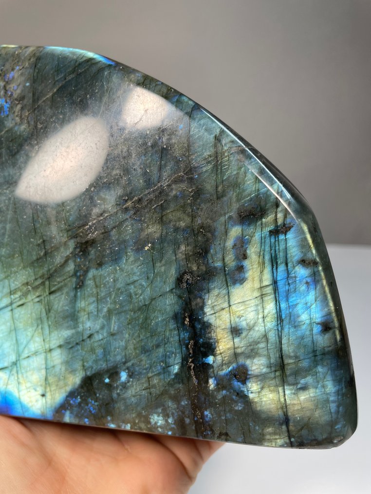 Aurora Glow – Harmony Reflected in Labradorite Stone Freeform - Height: 13.6 cm - Width: 13.5 cm- 1593 kg - (1) #4.3