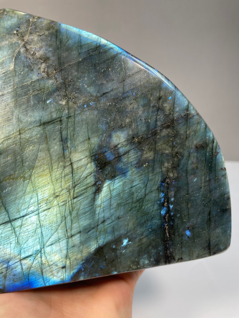 Aurora Glow – Harmony Reflected in Labradorite Stone Freeform - Height: 13.6 cm - Width: 13.5 cm- 1593 kg - (1) #3.2