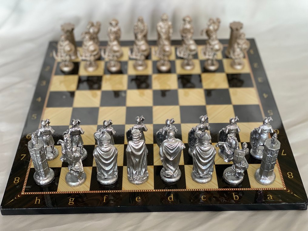 Chess set - Handcrafted vintage figures made from bronze alloy, with a wooden box and board. #1.0