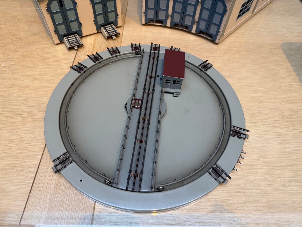 Märklin H0轨 - 7186/7028/7029 - 模型火车 (3) - 金属旋转平台配有操作室和两个相应的机车库（双重和 #1.0