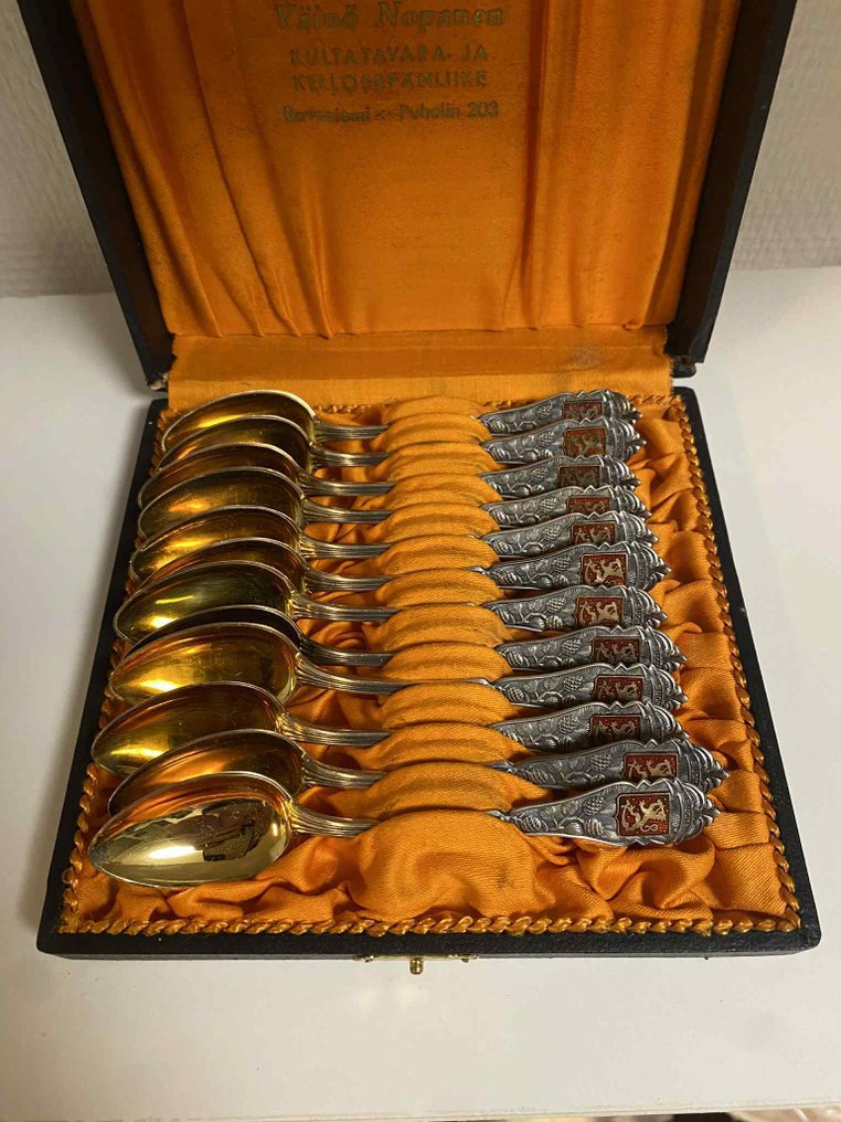 Emailliertes finnisches Wappen, Schriftzug: "SUOMI", Markenzeichen: "Kultakeskus Oy" - Cucchiaino da tè (12) - in Original Etui - .813 argento - Finnland (1937) #1.0