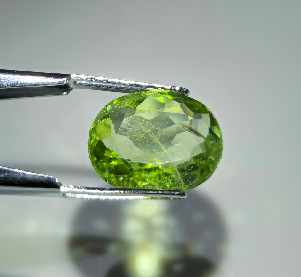 Nincs minimálár - 1 pcs  Sárga, Zöld Peridot  - 5.76 ct - Nemzetközi Gemmológiai Intézet (IGI) #3.2