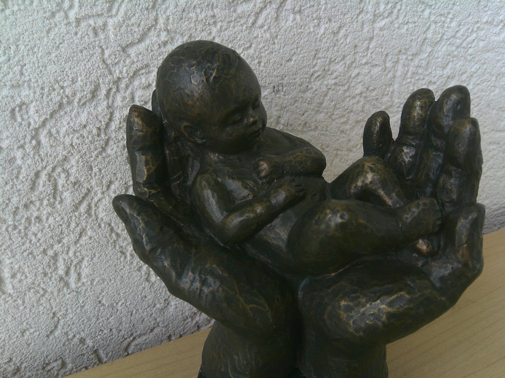 Kunsthandel, De Sint Jans Baseliek - Figurine - LIGGEND KINDJE IN 2 OPEN HANDEN - Parastone/Verbronsd #2.1