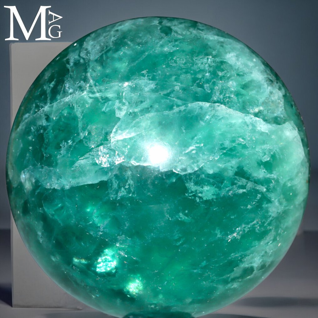 Naturalny zielony kryształ fluorytu Duże rzeźbione zielone kule z fluorytu. - Wysokość: 81 mm - Szerokość: 81 mm- 892 g #1.0