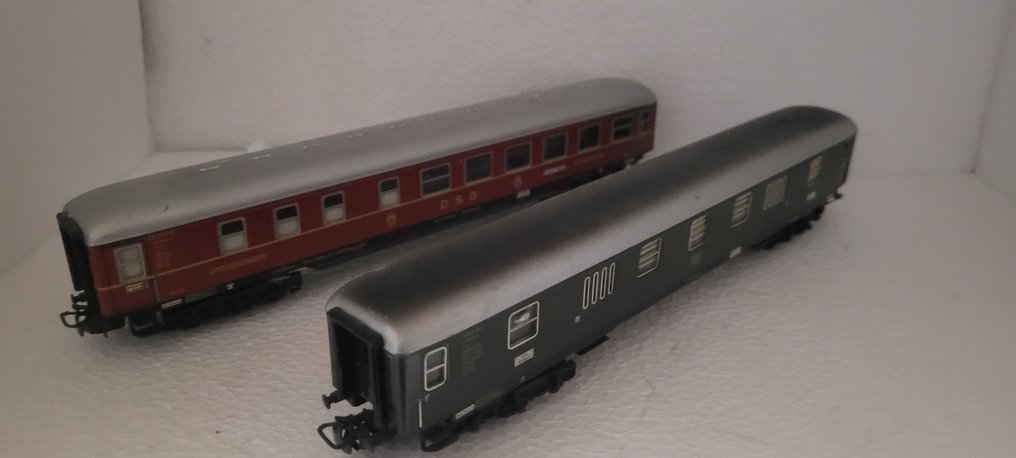 Märklin H0 - 4022/4024/4027/4029/4032/4033/4044 - Model train wagon (7) - Variable condition, signs of wear, some bogies and wires visible under the cars. - DB, DSG #2.1