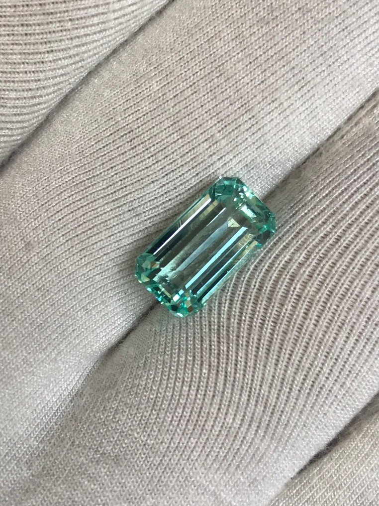 1 pcs  Emerald  - 4.74 ct - International Gemological Institute (IGI) #2.1