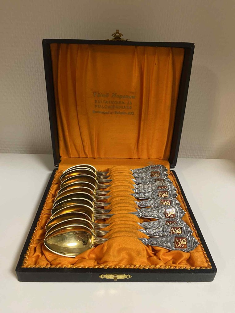 Emailliertes finnisches Wappen, Schriftzug: "SUOMI", Markenzeichen: "Kultakeskus Oy" - Cucchiaino da tè (12) - in Original Etui - .813 argento - Finnland (1937) #1.0