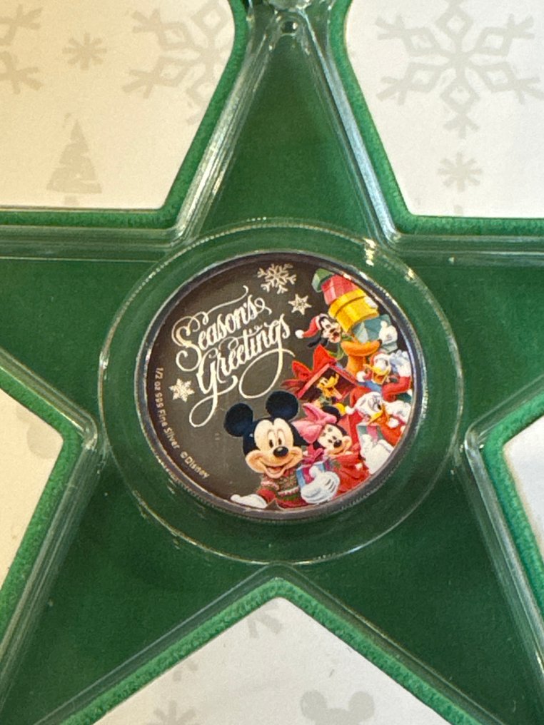 Niue. 1 Dollar 1/2 oz Silver Coin - Disney™ - Season's Greetings - Color - 2015 #1.0