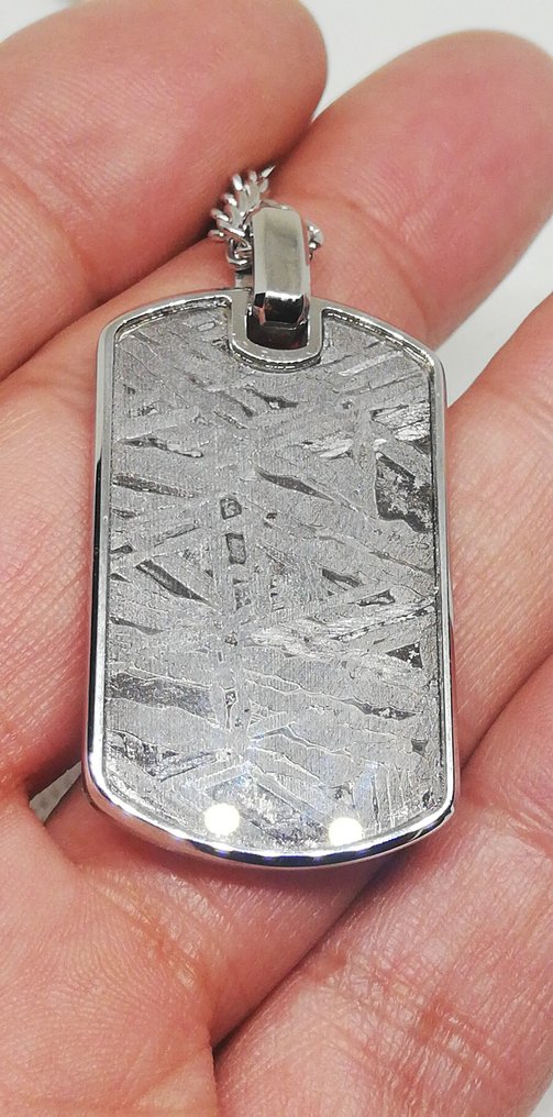 Aletai pendant, new model, design visible on front and back. (without reserve price) Iron meteorite - Height: 40 mm - Width: 24 mm - 11.11 g #1.0