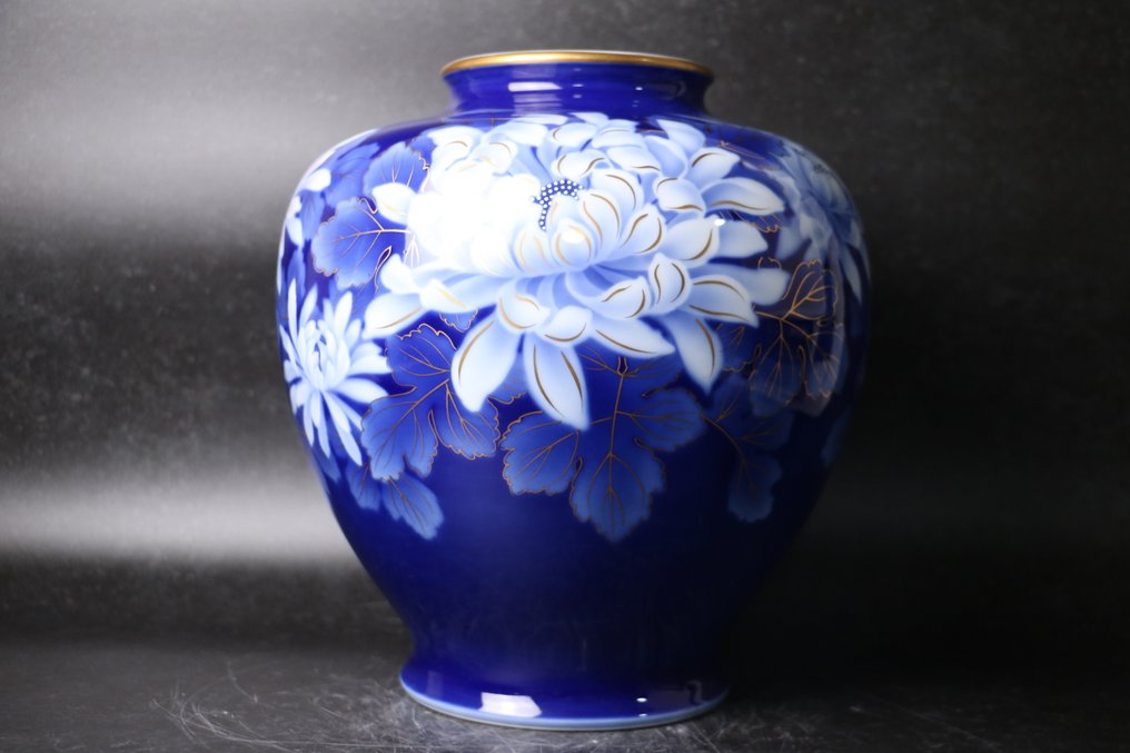 优雅的有田花瓶——深钴蓝色背景上的白色与浅蓝色牡丹 - 瓷器 - 深川製磁 Fukagawa Seiji - 日本 - 1900-2000 #1.0