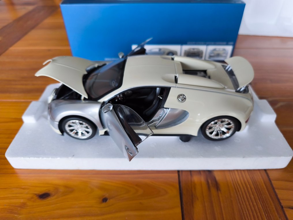 MiniChamps 1:18 - Model car - Bugatti Veyron Centenaire #4.3