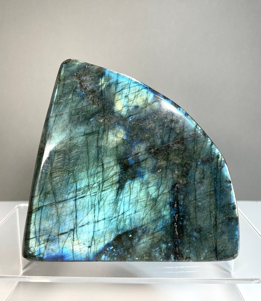 Aurora Glow – Harmony Reflected in Labradorite Stone Freeform - Height: 13.6 cm - Width: 13.5 cm- 1593 kg - (1) #1.0
