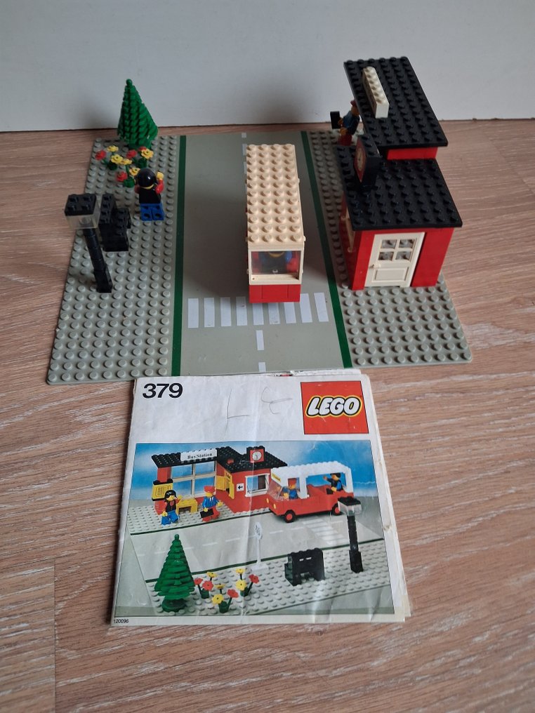 LEGO Set - 379 - Legoland - Bus Station #3.2