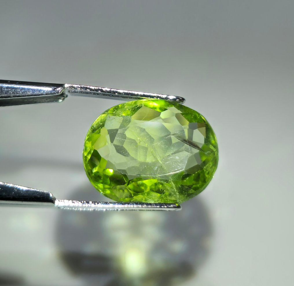 Nincs minimálár - 1 pcs  Sárga, Zöld Peridot  - 5.76 ct - Nemzetközi Gemmológiai Intézet (IGI) #4.3