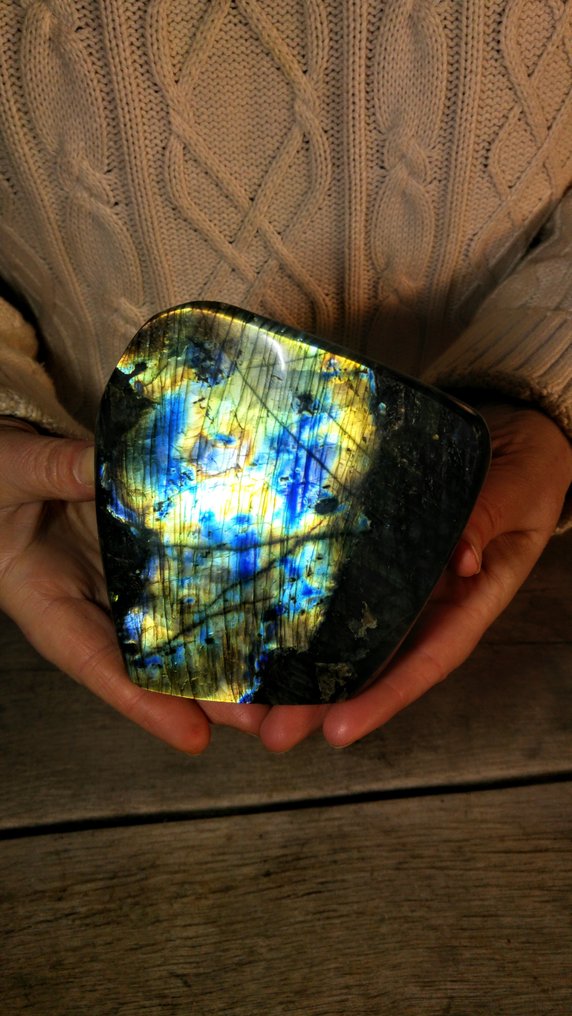 Labradorite - Argento, Turchese e colore oro, colori molto luminescenti, cangiante. Forma libera - Altezza: 11 cm - Larghezza: 10 cm- 1076 g #1.0