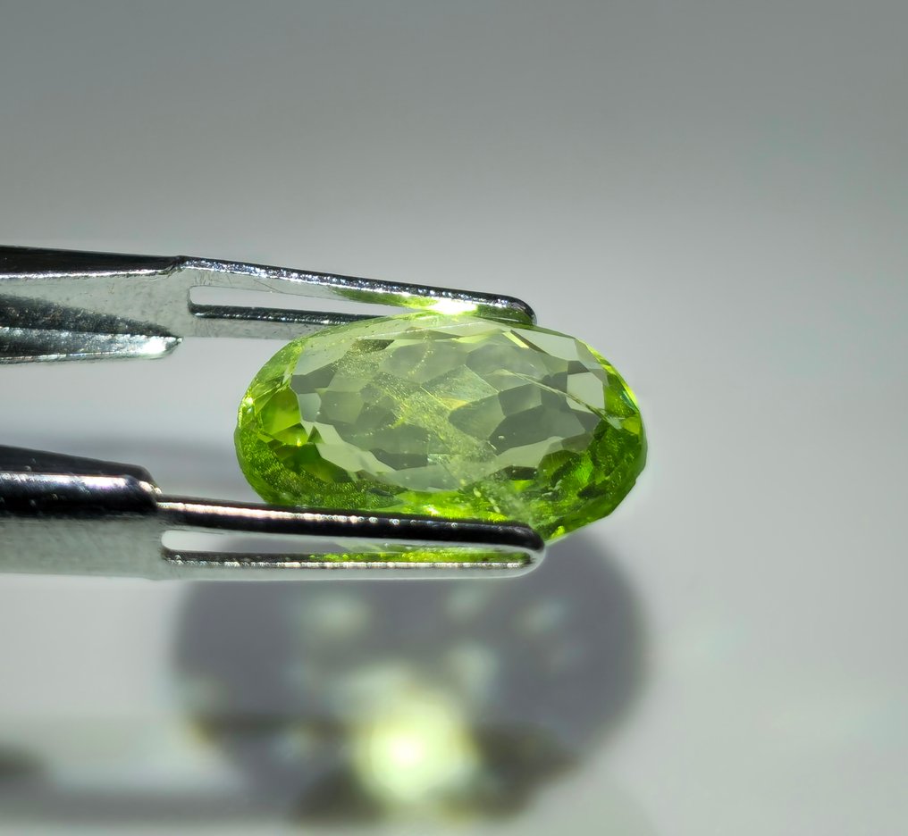 Nincs minimálár - 1 pcs  Sárga, Zöld Peridot  - 5.76 ct - Nemzetközi Gemmológiai Intézet (IGI) #2.1