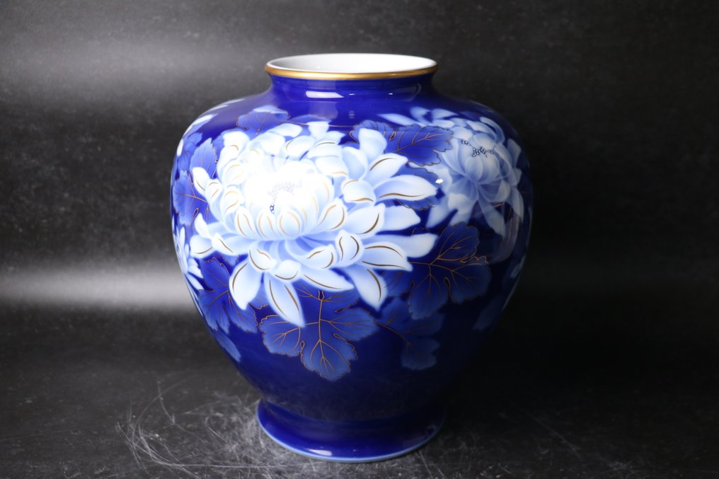 优雅的有田花瓶——深钴蓝色背景上的白色与浅蓝色牡丹 - 瓷器 - 深川製磁 Fukagawa Seiji - 日本 - 1900-2000 #1.0