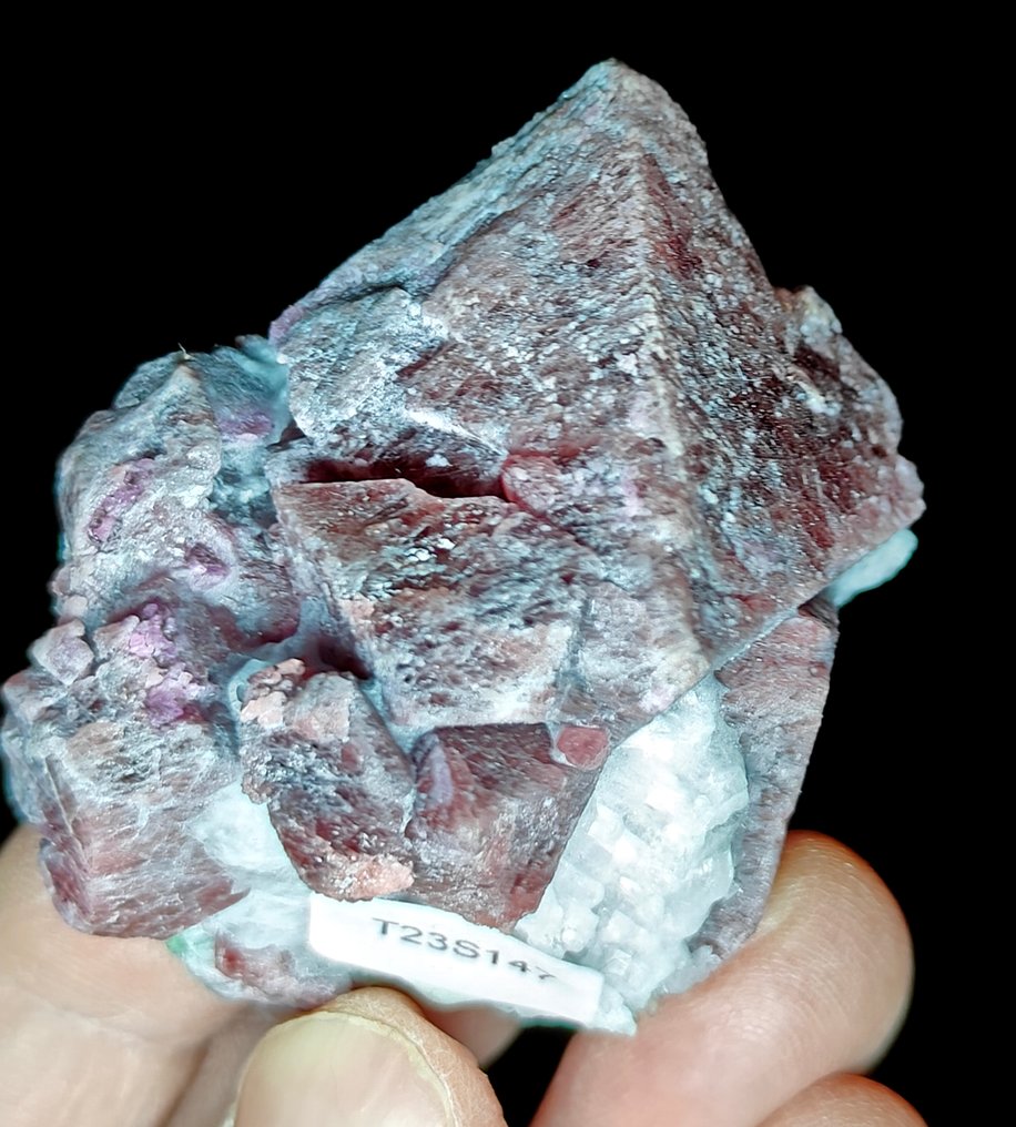 Super fluorescent octahedral Spinel on white calcite. - Height: 6 cm - Width: 6 cm- 150 g #3.2