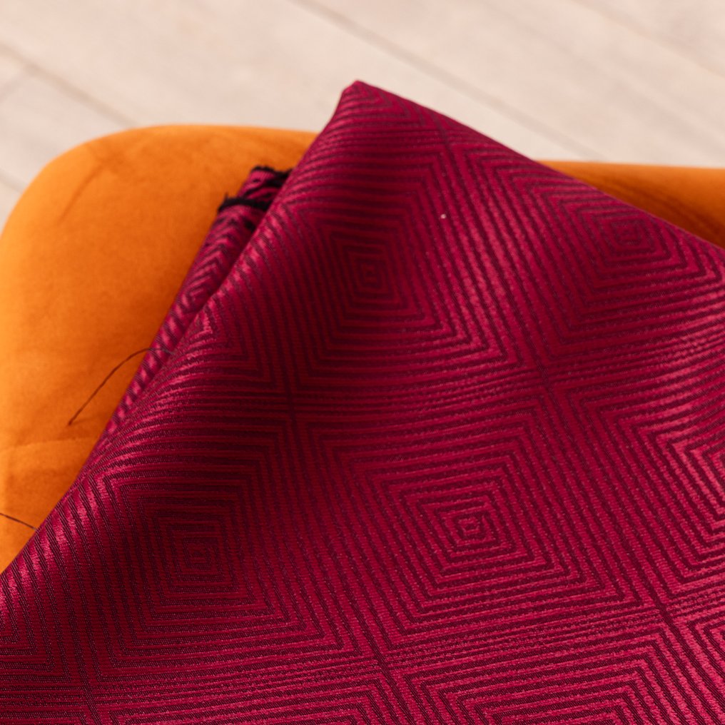 Stoff i rød sateng Borgogna - Geometrisk mønster - Romb i samme tone - Polstringsstoff - 250 cm - 280 cm #4.3