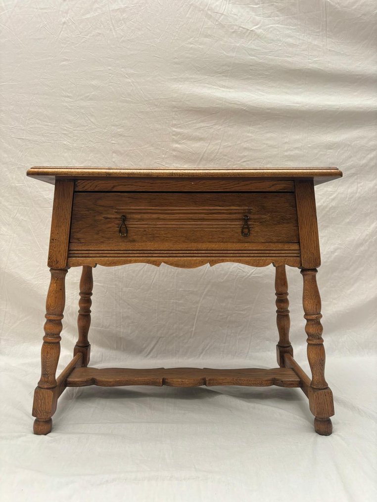 Side table - Antique side table with a drawer, featuring curved and carved details - Wood #3.2