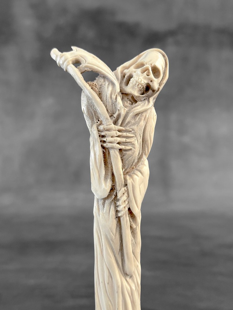 Escultura, NO RESERVE PRICE -Stunning grim reaper carving from deer antler on a custom stand - 20 cm - Chifre de cervo - 2025 #4.3