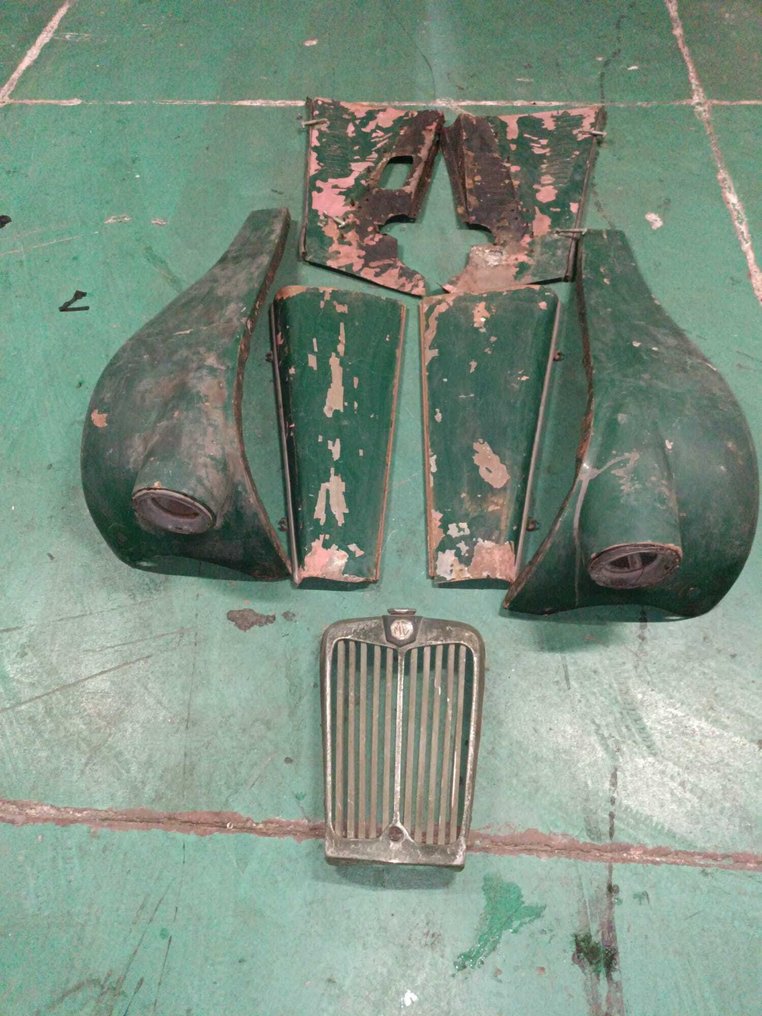 设置 MG TF 50 年代汽车的引擎盖和挡泥板的铝制边框 - MG - TF - 1955 #1.0
