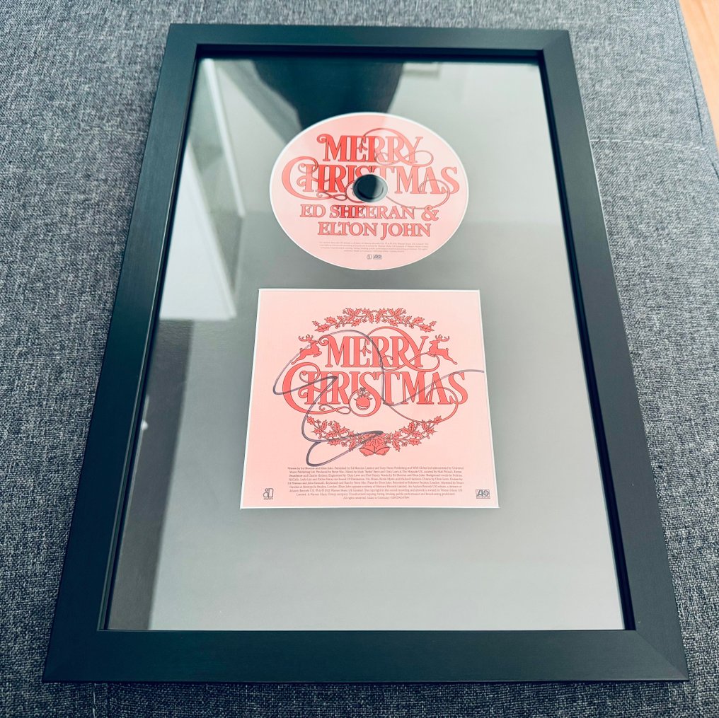 Ed Sheeran - Aláírt 'Boldog Karácsonyt' Elton John-nal, CD-borítóval és egyedi keretbe helyezett CD-vel. - Hand signed, framed #4.3