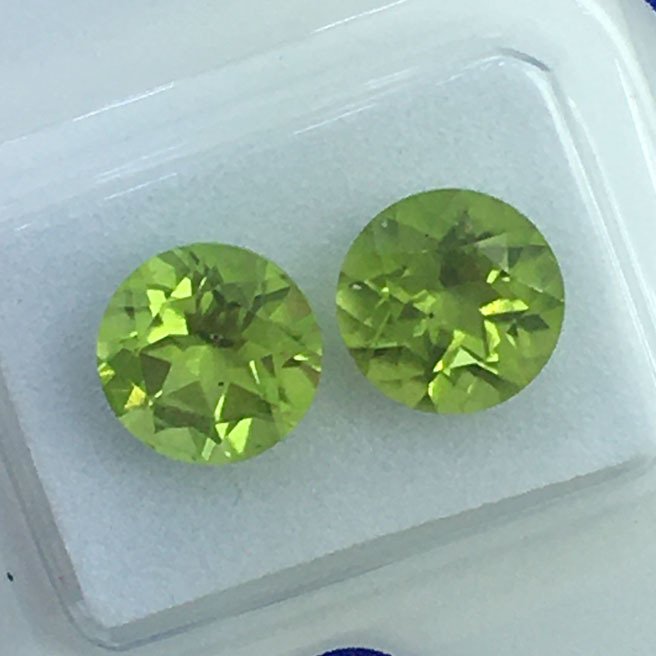 No reserve price - 2 pcs Green Peridot - 4.34 ct - Antwerp Laboratory for Gemstone Testing (ALGT) - 8mm ROUND CUT PERIDOT #2.1