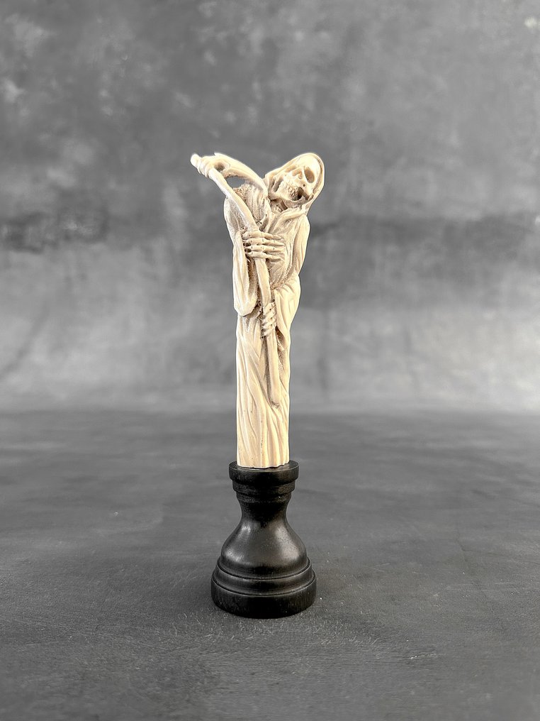 Escultura, NO RESERVE PRICE -Stunning grim reaper carving from deer antler on a custom stand - 20 cm - Chifre de cervo - 2025 #2.1
