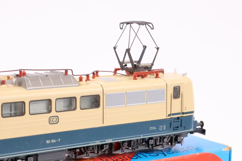 Märklin H0 - 3058 - Ηλεκτροκίνητη ατμομηχανή (1) - BR 151 104-7 μπεζ/μπλε - DB #4.3