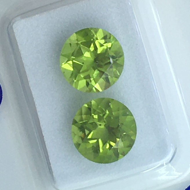 No reserve price - 2 pcs Green Peridot - 4.34 ct - Antwerp Laboratory for Gemstone Testing (ALGT) - 8mm ROUND CUT PERIDOT #4.3