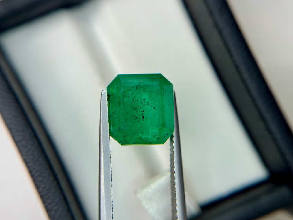 No reserve price - 1 pcs Green Emerald - 8.41 ct - Lotus Gemology - INTENSE GREEN EMERALD #4.3