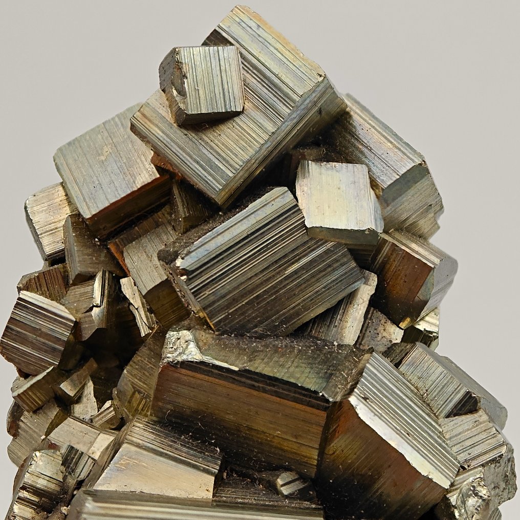 Golden cubic pyrite and triglifa, double-sided, Peru. Crystals - Height: 66 mm - Width: 40 mm- 111 g #4.3