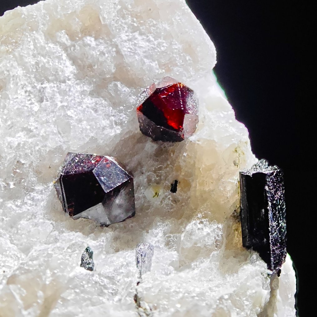 Raro GRANATO ALMANDINO ROSSO e TORMALINA, ALPINO Cristallo su matrice - Altezza: 61 mm - Larghezza: 55 mm- 142 g #1.0