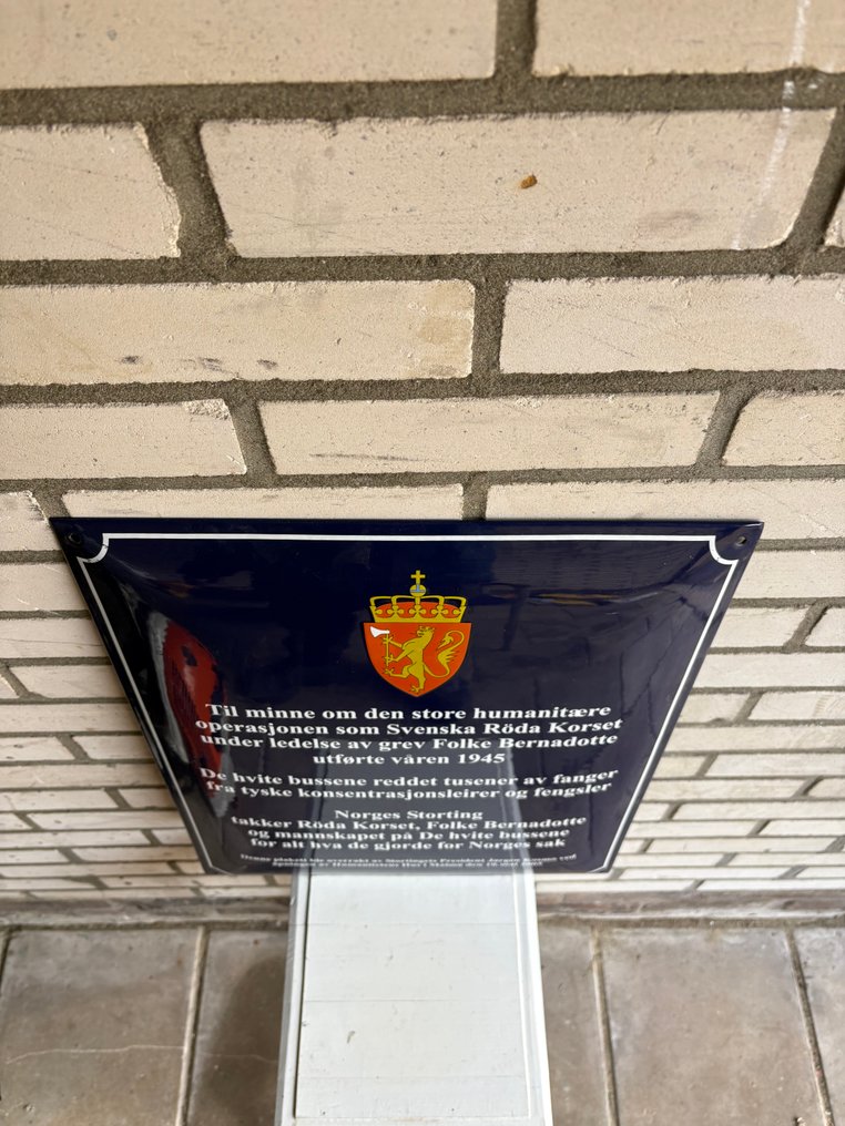 Cartellone pubblicitario in smalto - Noors herdenkingsbord – “De Witte Bussen 1945” – Storting / Rode Kruis – 2005 – officieel plaquette - Piatto smaltato - Smalto #3.2