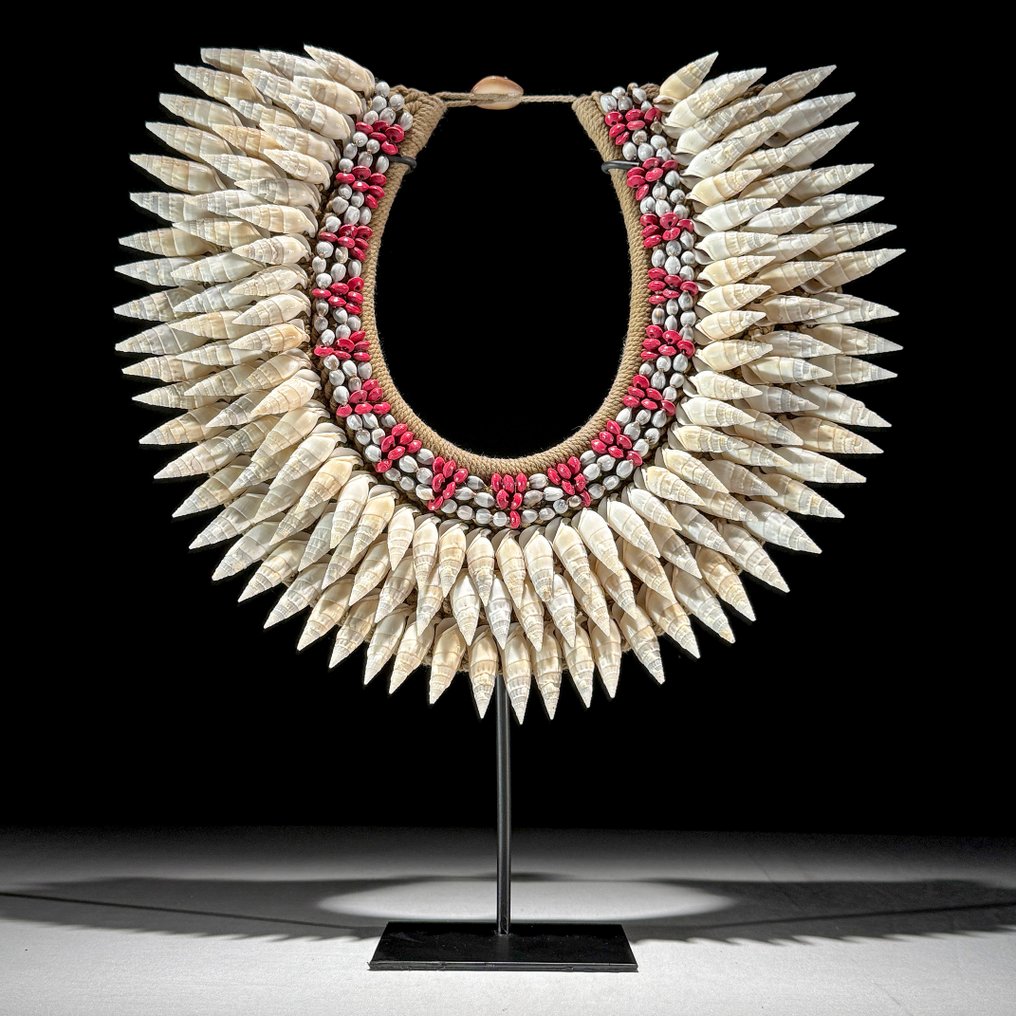 Decoratief ornament - NO RESERVE PRICE - SN16 - Decorative Shell Necklace on a custom stand - Papoea-Nieuw-Guinea #2.1