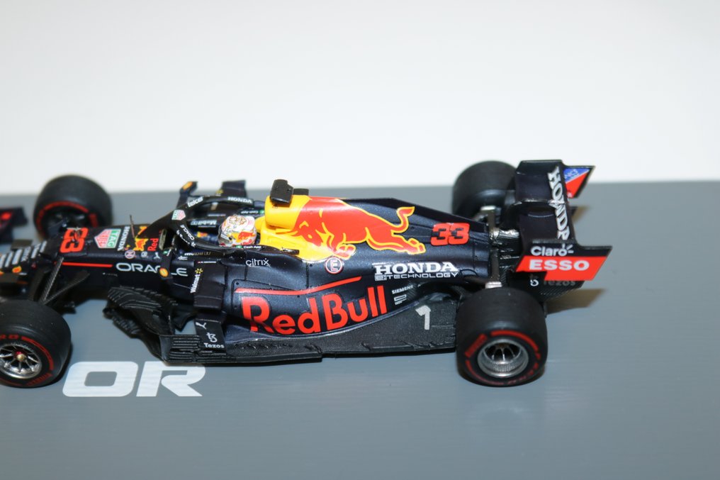 Spark 1:43 - Modelauto - Max Verstappen Spark Red Bull Racing Honda RB16B Max Verstappen winner Abu Dhabi GP 2021 - 2021 F1 Raceskampioen - Max Verstappen #4.3