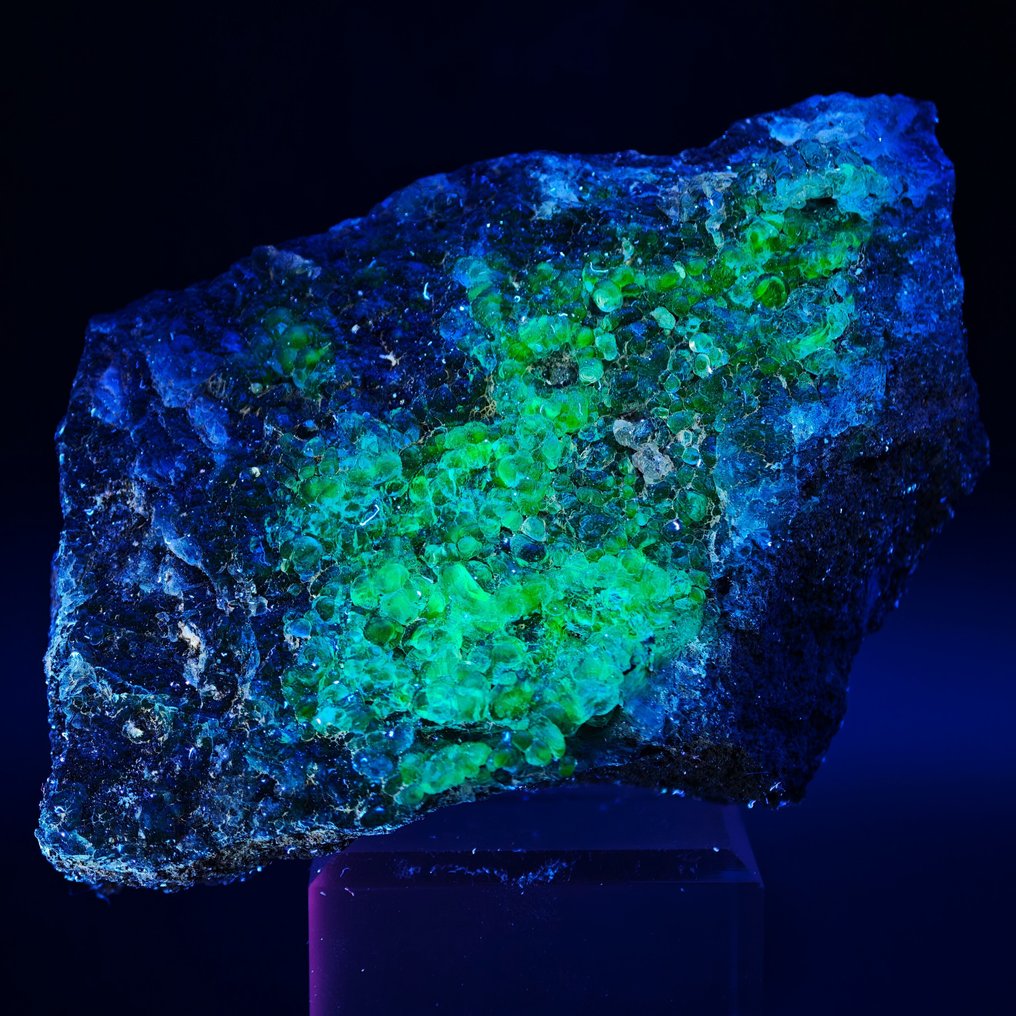 Large Sardinian opal with fluorescent green fluorescence Crystals on matrix - Height: 104 mm - Width: 74 mm- 334 g - (1) #2.1