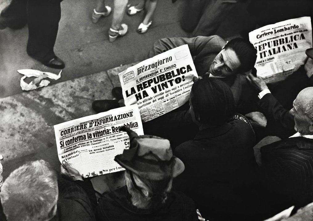 Tullio Farabola - I giornali annunciano l'esito del referendum. Milano, 6 giugno 1946 #1.0