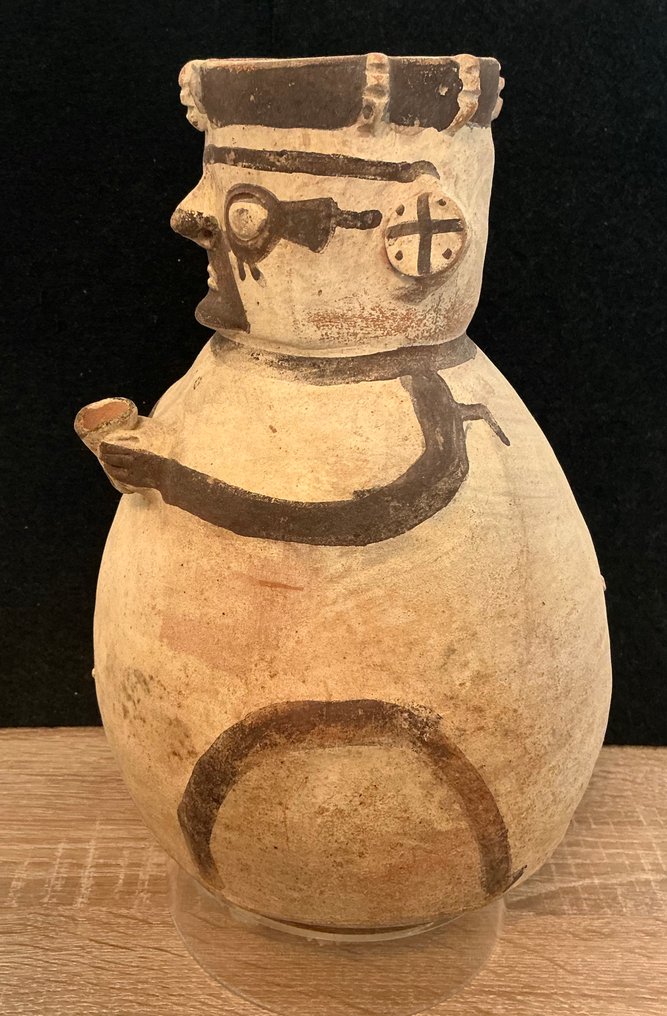 Chancay文化——一个大陶罐，里面有一个拿着kero的人像——秘鲁 陶器 船只 - 32 cm #1.0