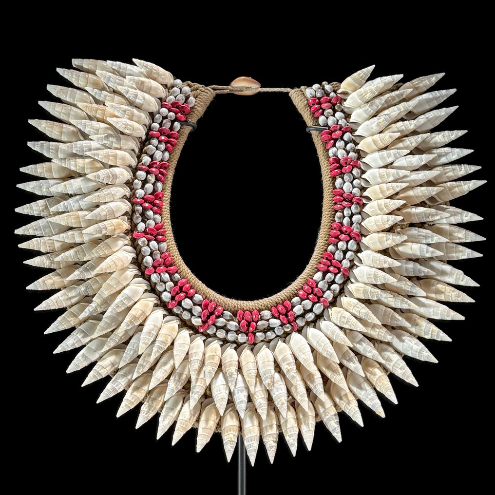 Decoratief ornament - NO RESERVE PRICE - SN16 - Decorative Shell Necklace on a custom stand - Papoea-Nieuw-Guinea #3.2