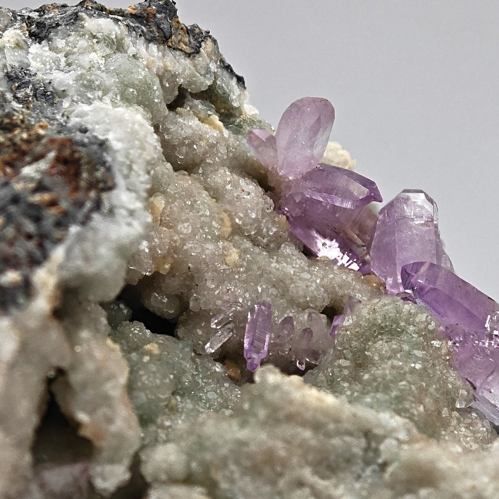 Amethyst Sardinia, reverse spectrum crystals and intense violet Crystals on matrix - Height: 76 mm - Width: 61 mm- 168 g #4.3